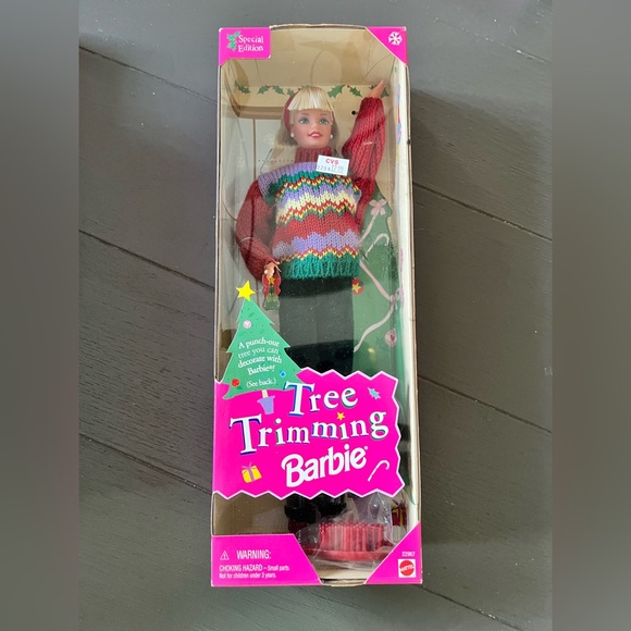 Barbie Tree Trimming Barbie - Picture 1 of 3